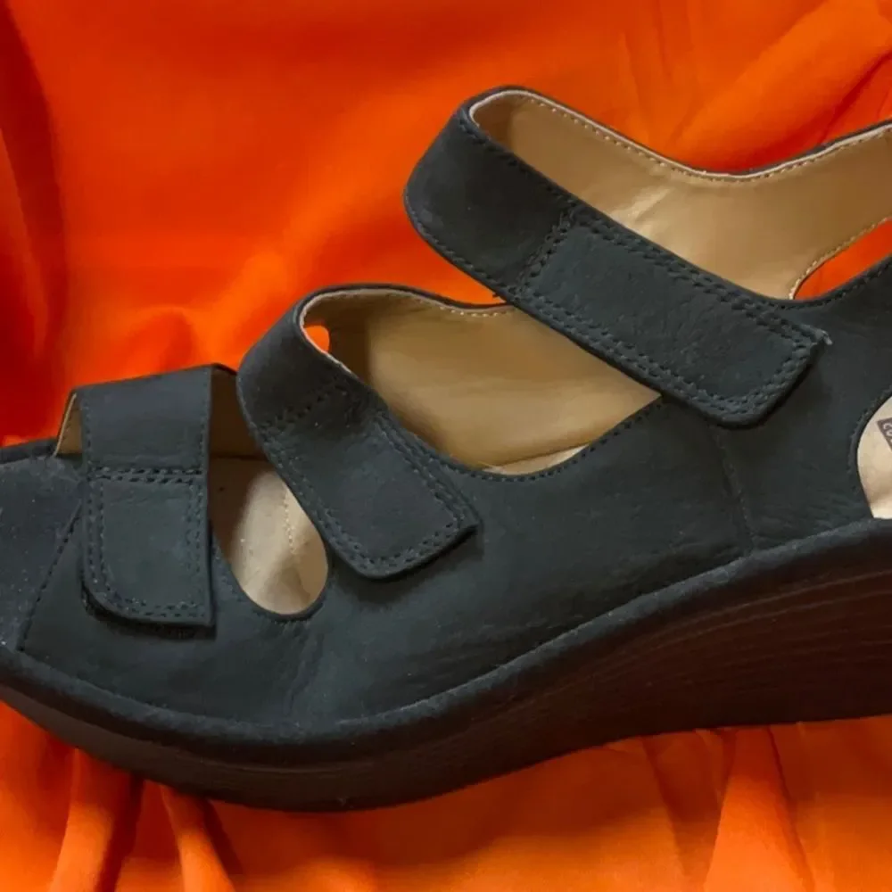 Clarks 7.5 Wide Black Wedge Sandals - NWOT